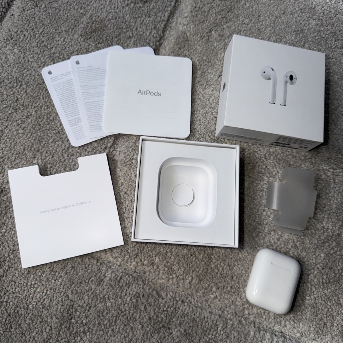 Apple AirPods 1st Generation with Charging Case WORKING ORIGINAL BOX PACKAGING