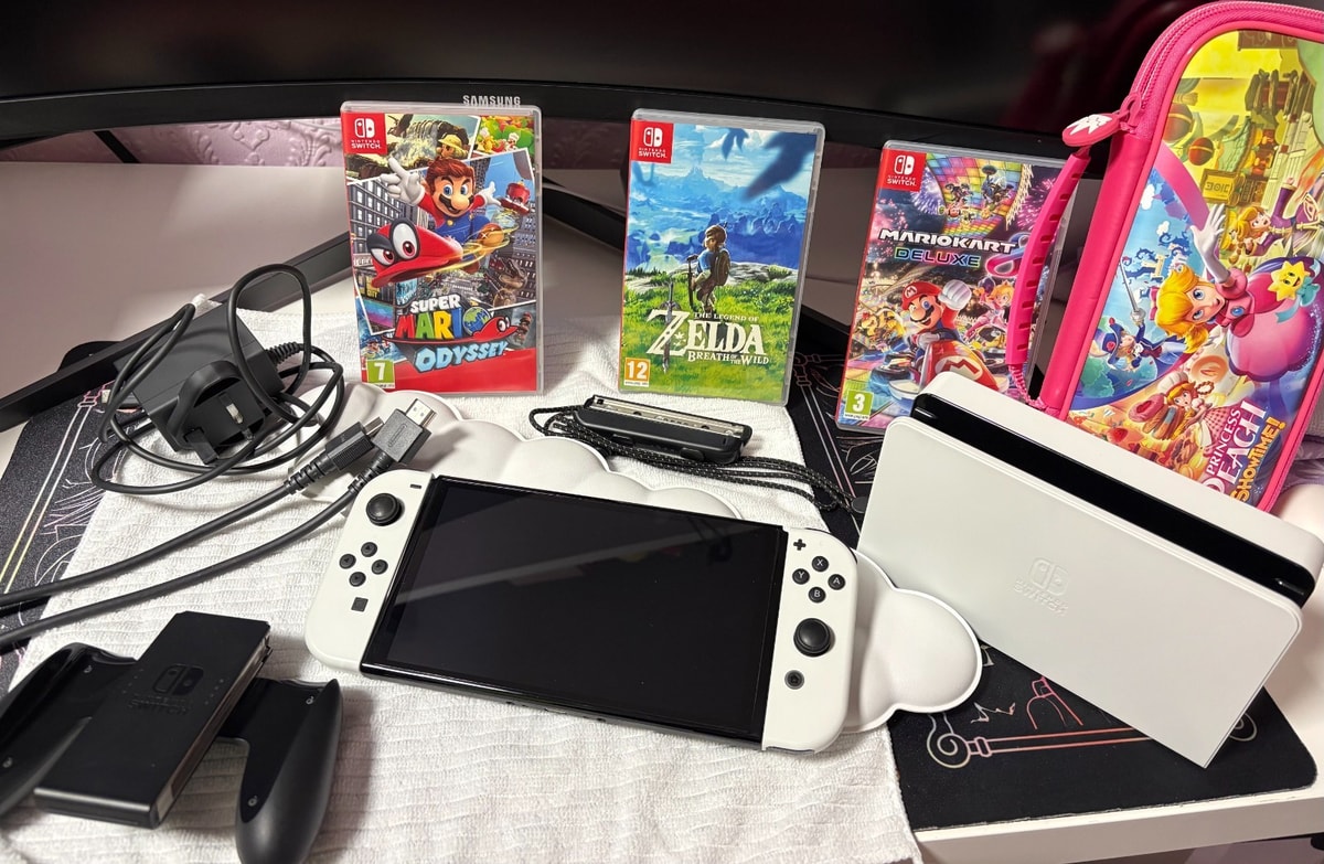 Nintendo Switch OLED Model White STARTER BUNDLE BOTW & MARIO KART & ODYSSEY