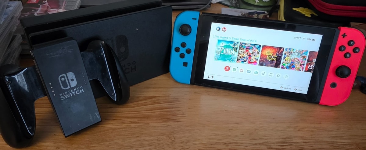 Good condition Nintendo Switch 32 GB Console - Neon Blue and Red