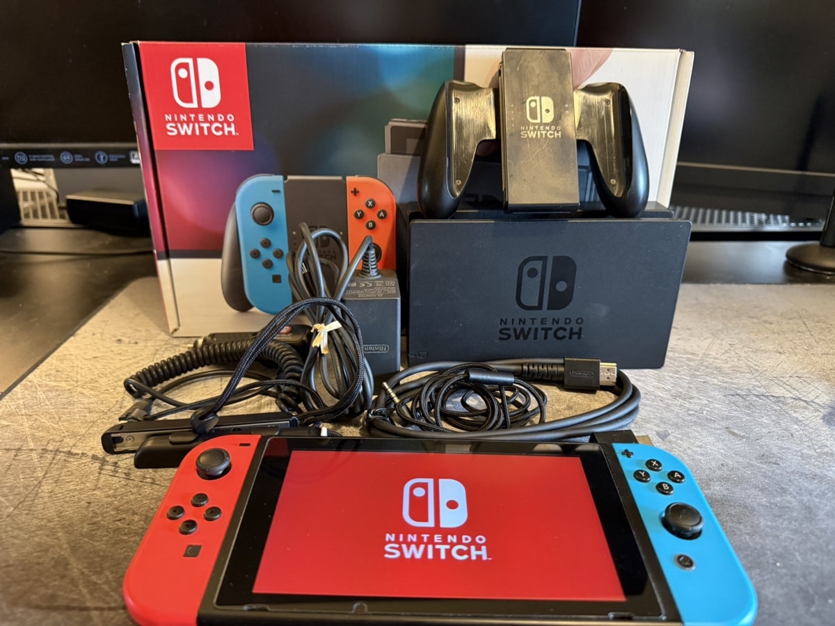 Nintendo Switch 32GB Boxed with original Accessories
