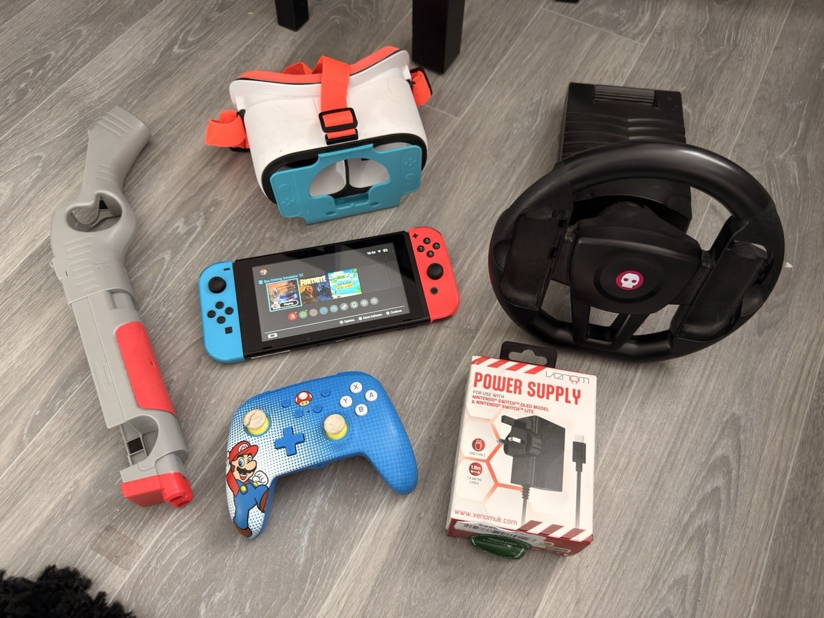 Nintendo Switch 32GB Neon Blue/Red Bundle