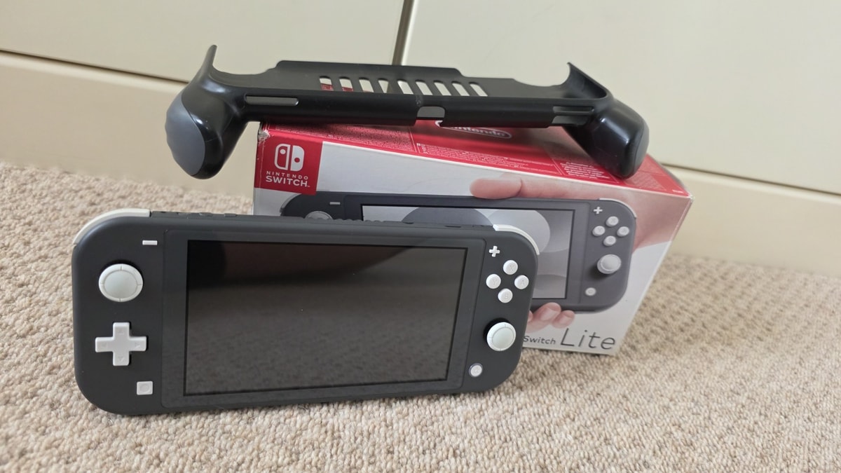 Nintendo Switch Lite 32gb + 64gb SD included - GREY - BOXED - Good Condition