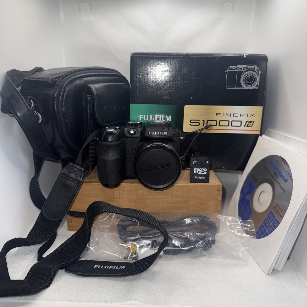 Fujifilm FinePix S Series S1000fd 10.0MP Digital Camera Working Plus Accessories