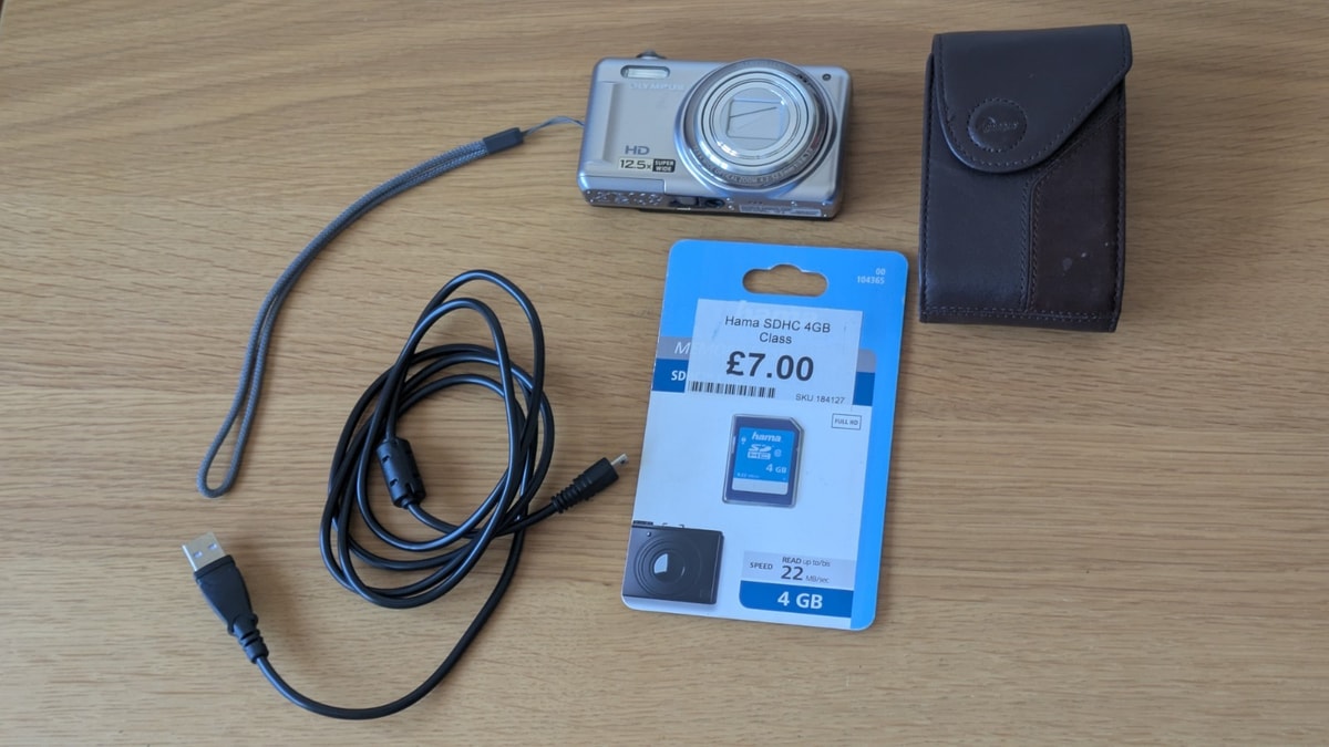Olympus Digital Camera VR-325 14MP Charging Cable + SD Card