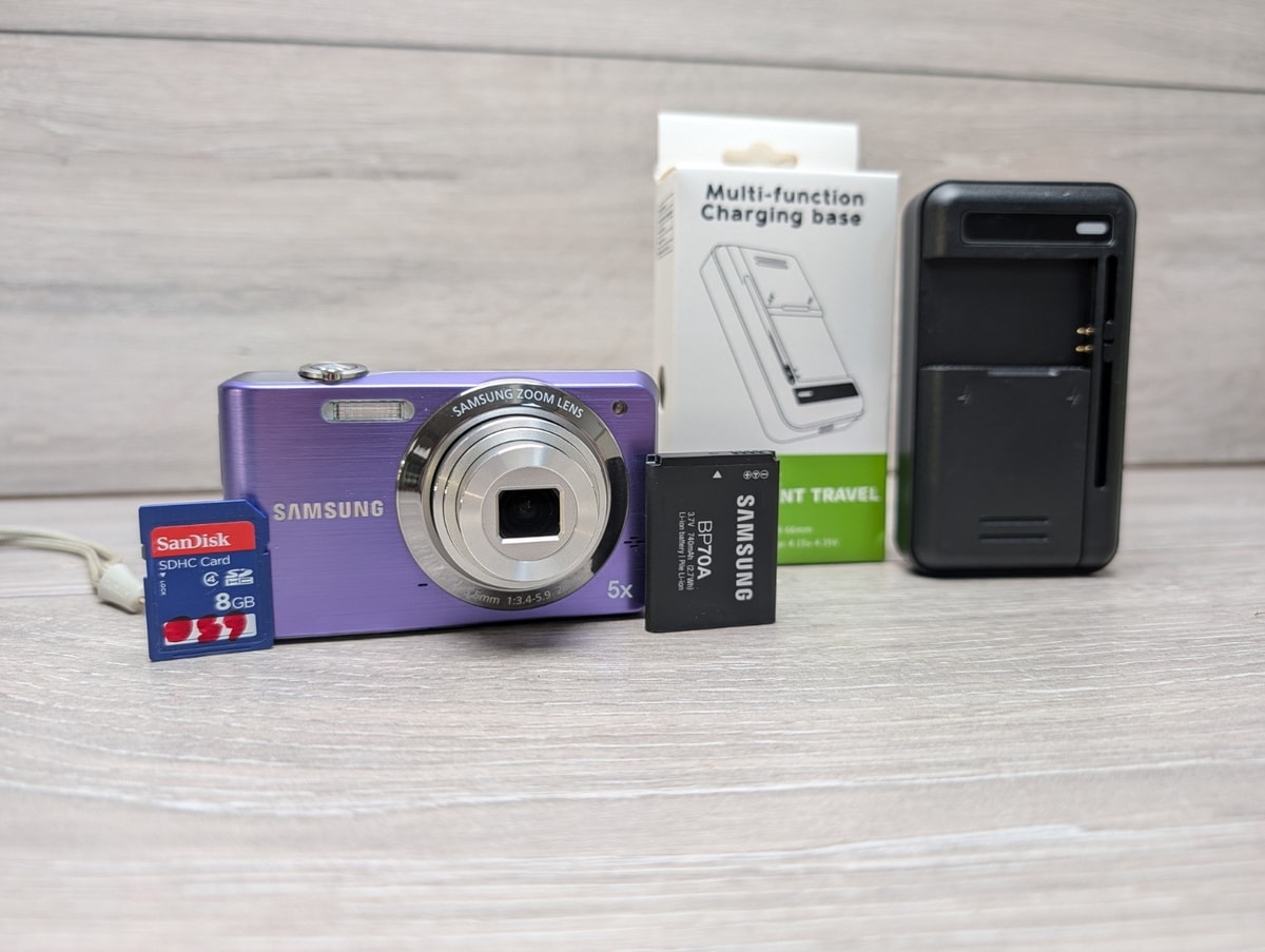 Samsung PL81 12.2Mp Digital Camera Purple Near mint condition w/ charger 8gb SD