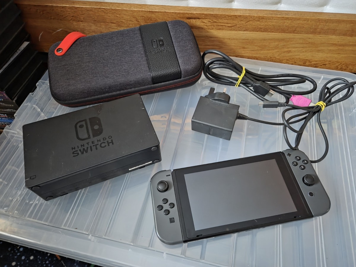 Nintendo Switch HAC-001 32GB With Charger Dock Case Hdmi VGC