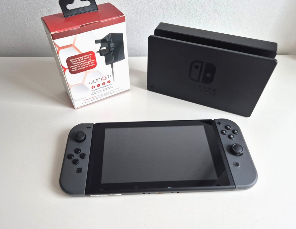Nintendo Switch Console – Grey Joy-Cons – Dock & Charger (Excellent)