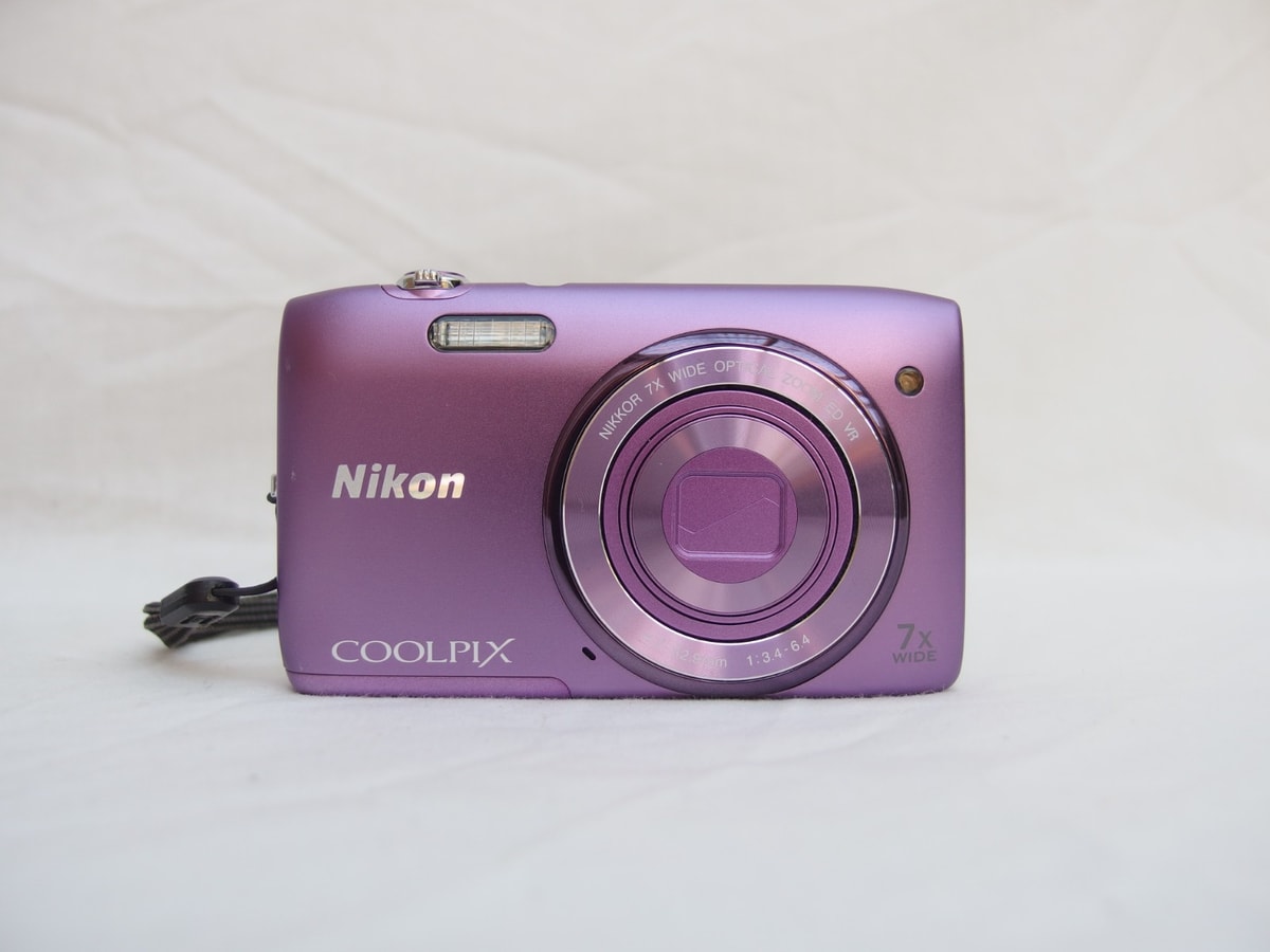 Excellent Condition Nikon Coolpix S3500 20.1MP Compact Digital Camera Purple