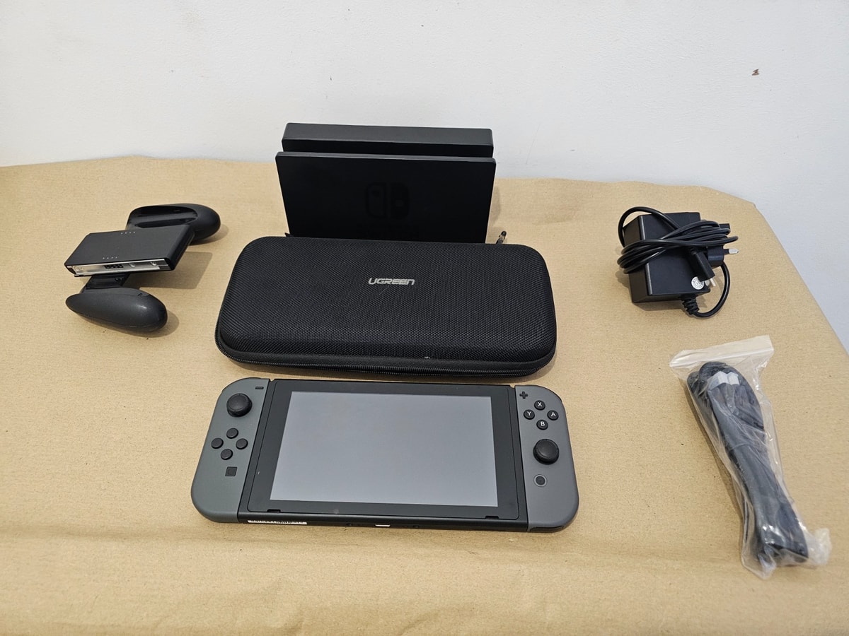 Nintendo Switch Console 32gb V2 Improved Battery Immaculate Screen + Case