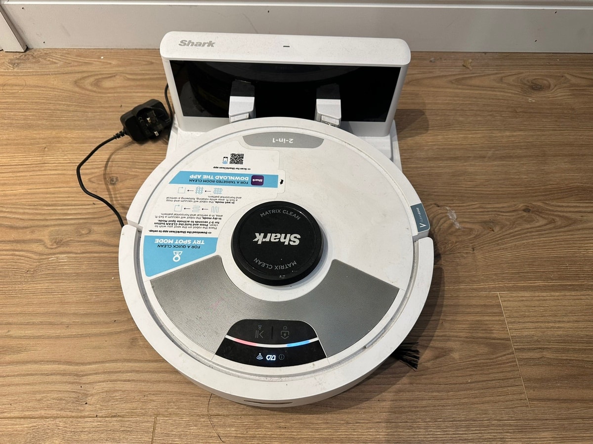 Shark Matrix Plus 2-in-1 Robot Vacuum Mop Bagless Cordless RV2620WKUK