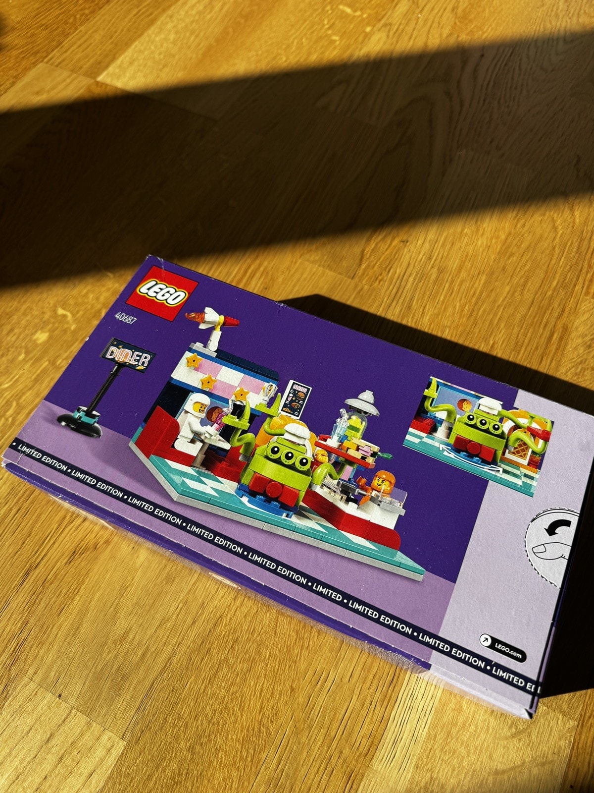 LEGO 40687 ALIEN SPACE DINER *100% COMPLETE* 2 ASTRONAUT MINIFIGURES *BOXED*