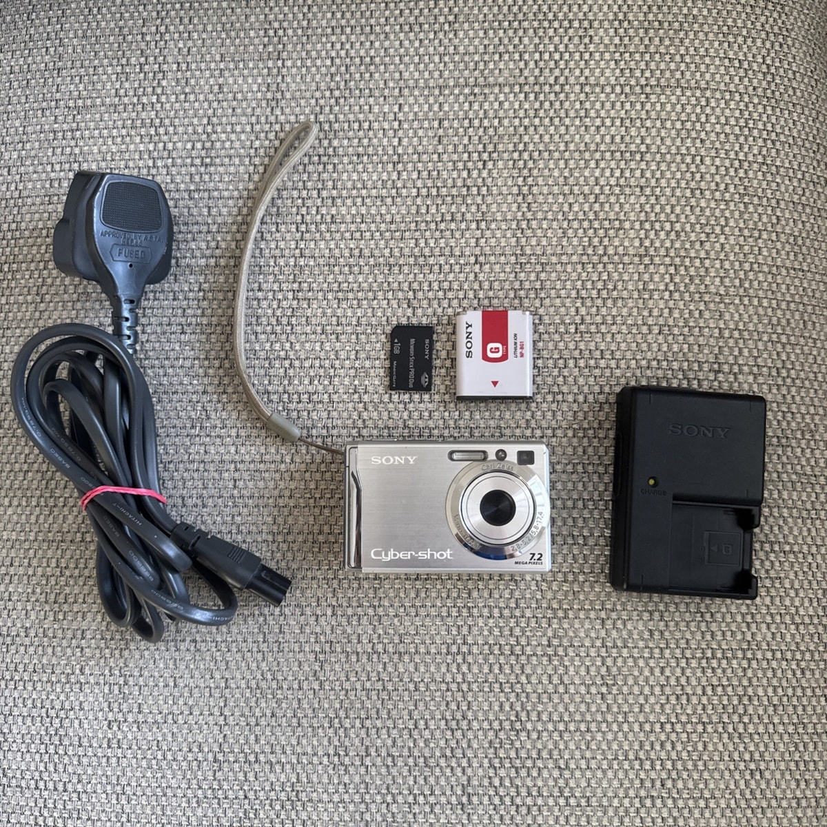 Sony Digital Camera Cybershot DSC-W80 7.2MP Silver Tested Full Working Set