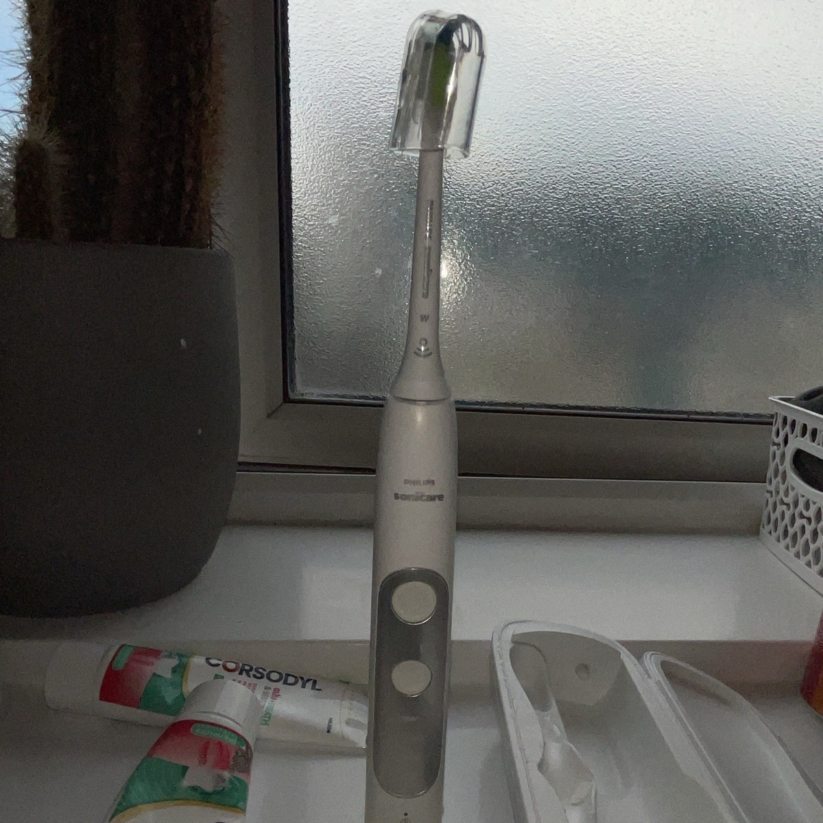 Philips Sonicare Sonic Electric Toothbrush Handle White/Silver + Case