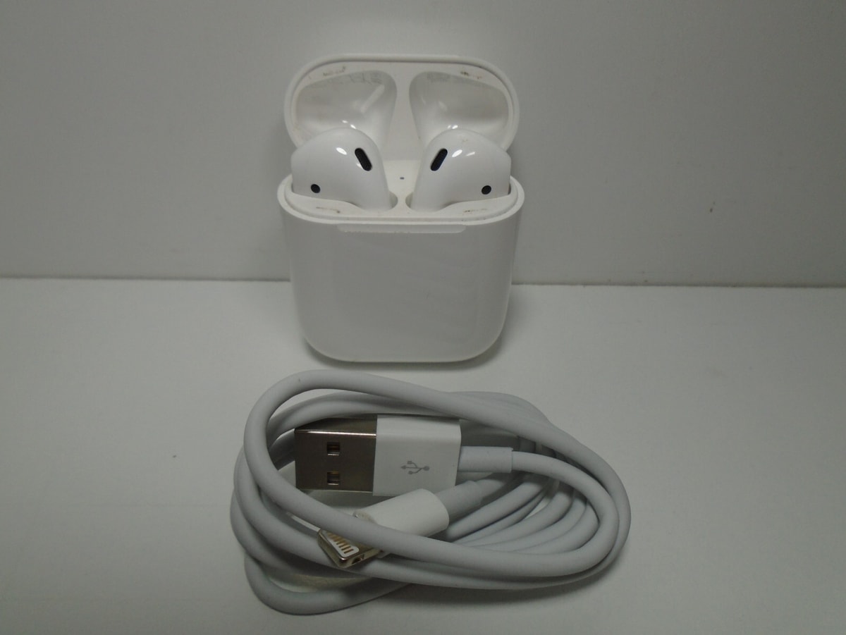 Apple AirPods 2nd Generation Genuine Wireless Bluetooth Earbuds + Charging Case