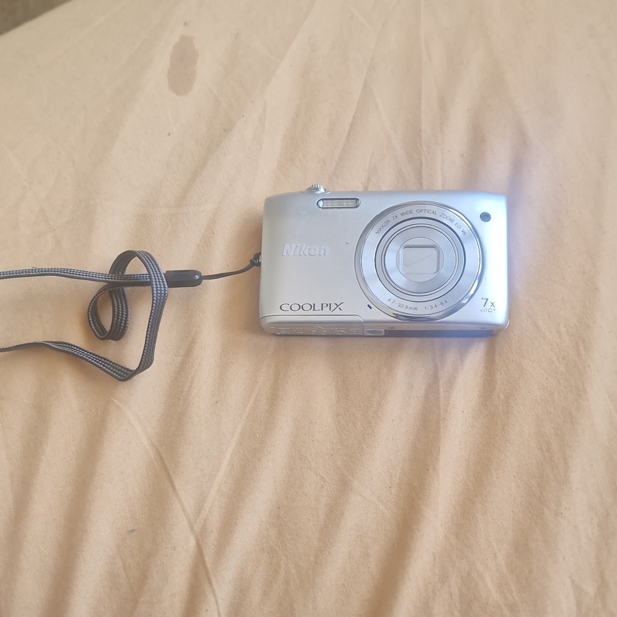 Nikon COOLPIX S3500 Compact Digital CameraSilver WithssdButNo Charger Or Battery