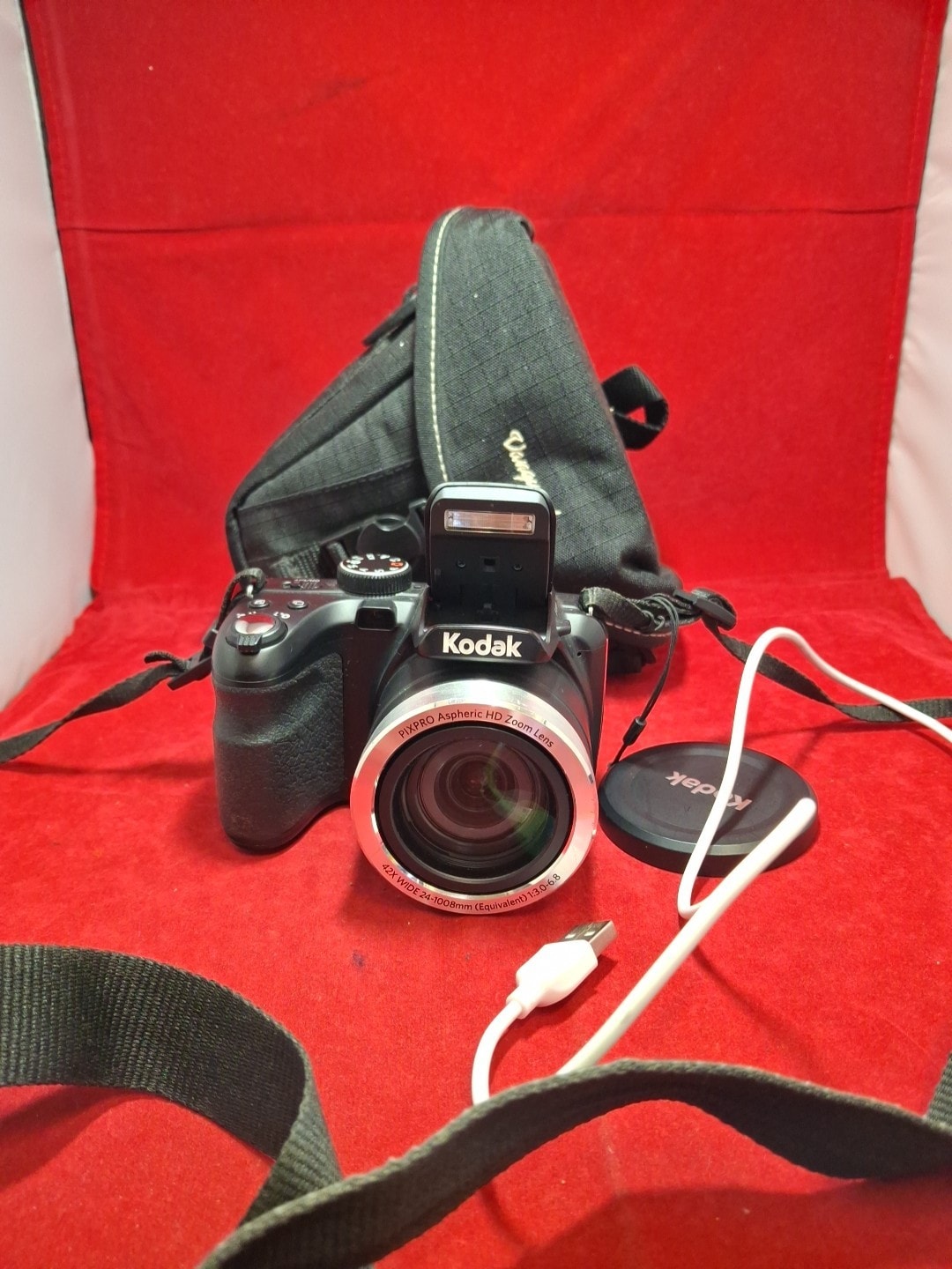 Kodak PixPro AZ421 16.1MP Digital Camera Black. Inc Sd Card Charger D7
