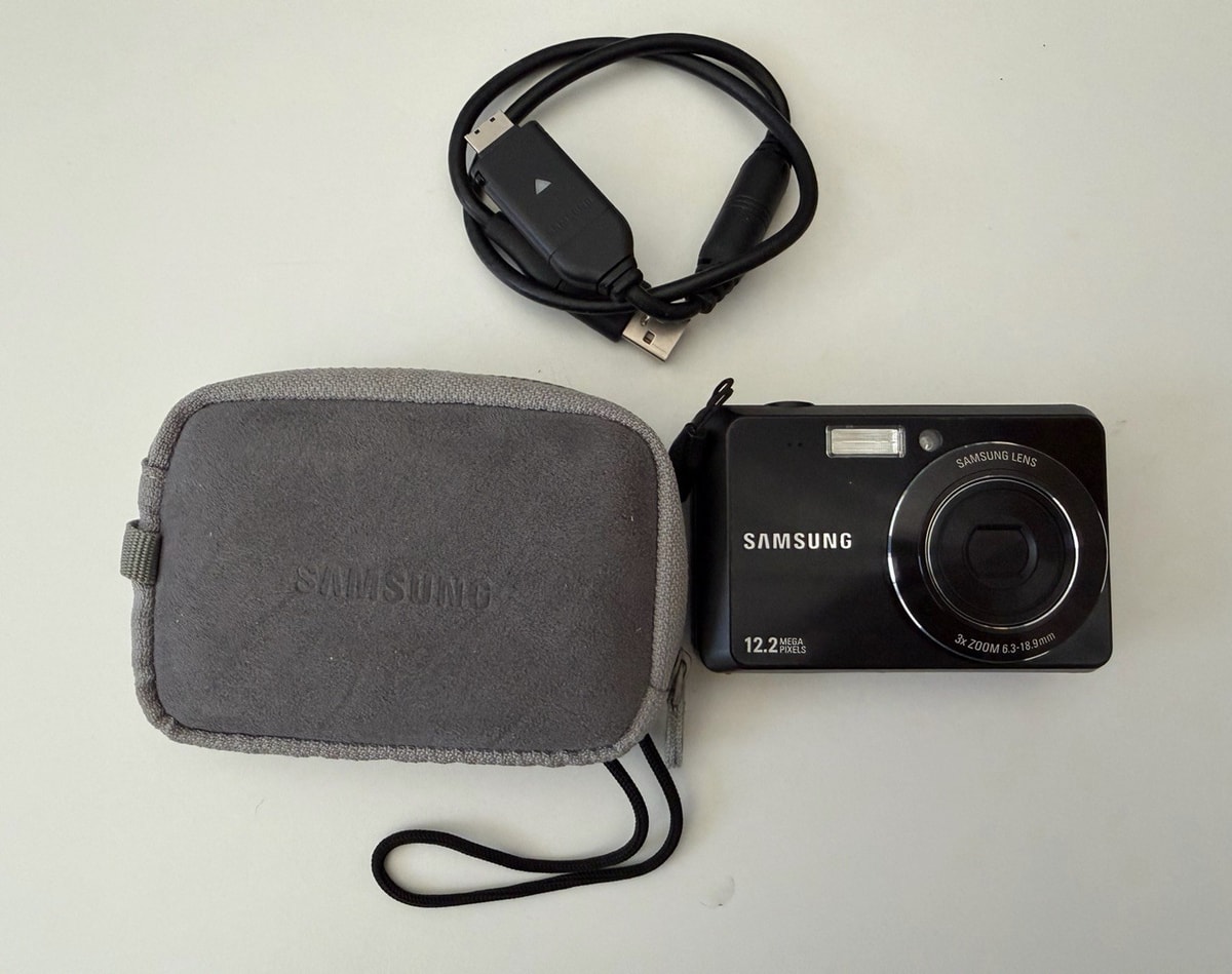 Samsung ES15 12.2MP Digital Camera Black Tested Working Case & USB Cable