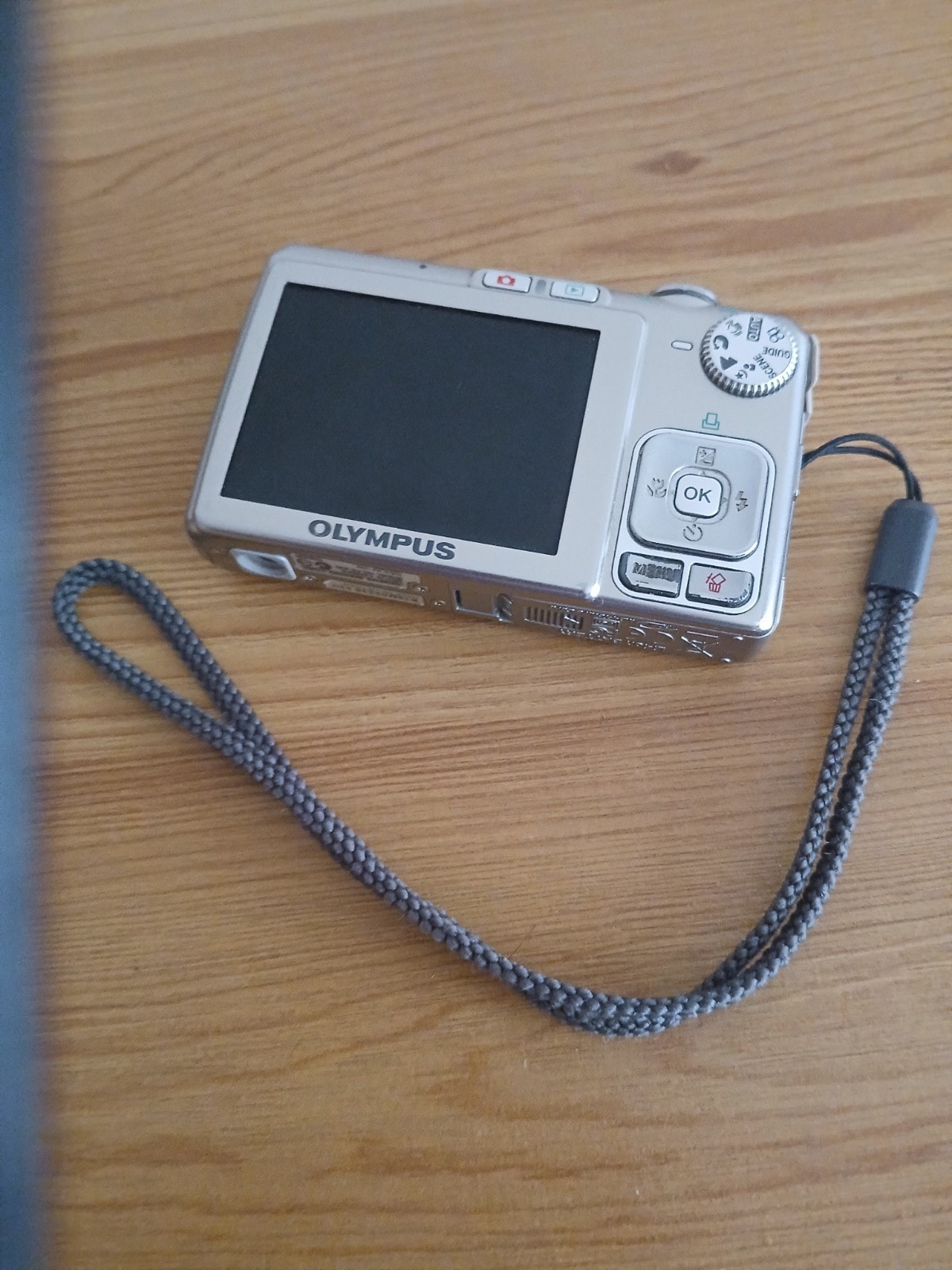 Olympus FE-230 Compact Digital Camera 7.1MP Silver, 3x Optical, Vintage
