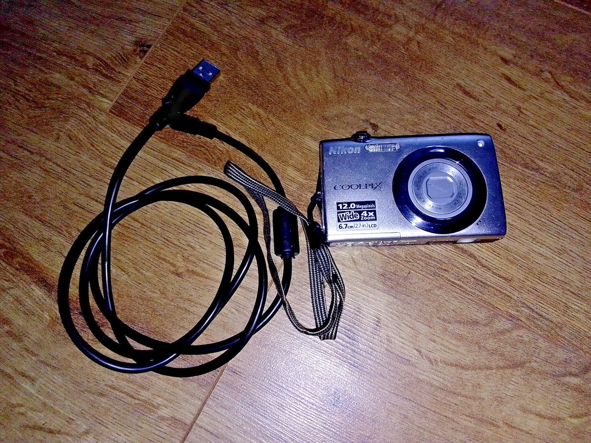 Nikon COOLPIX S3000 12.0MP Digital Camera Silver 4x Zoom + Case