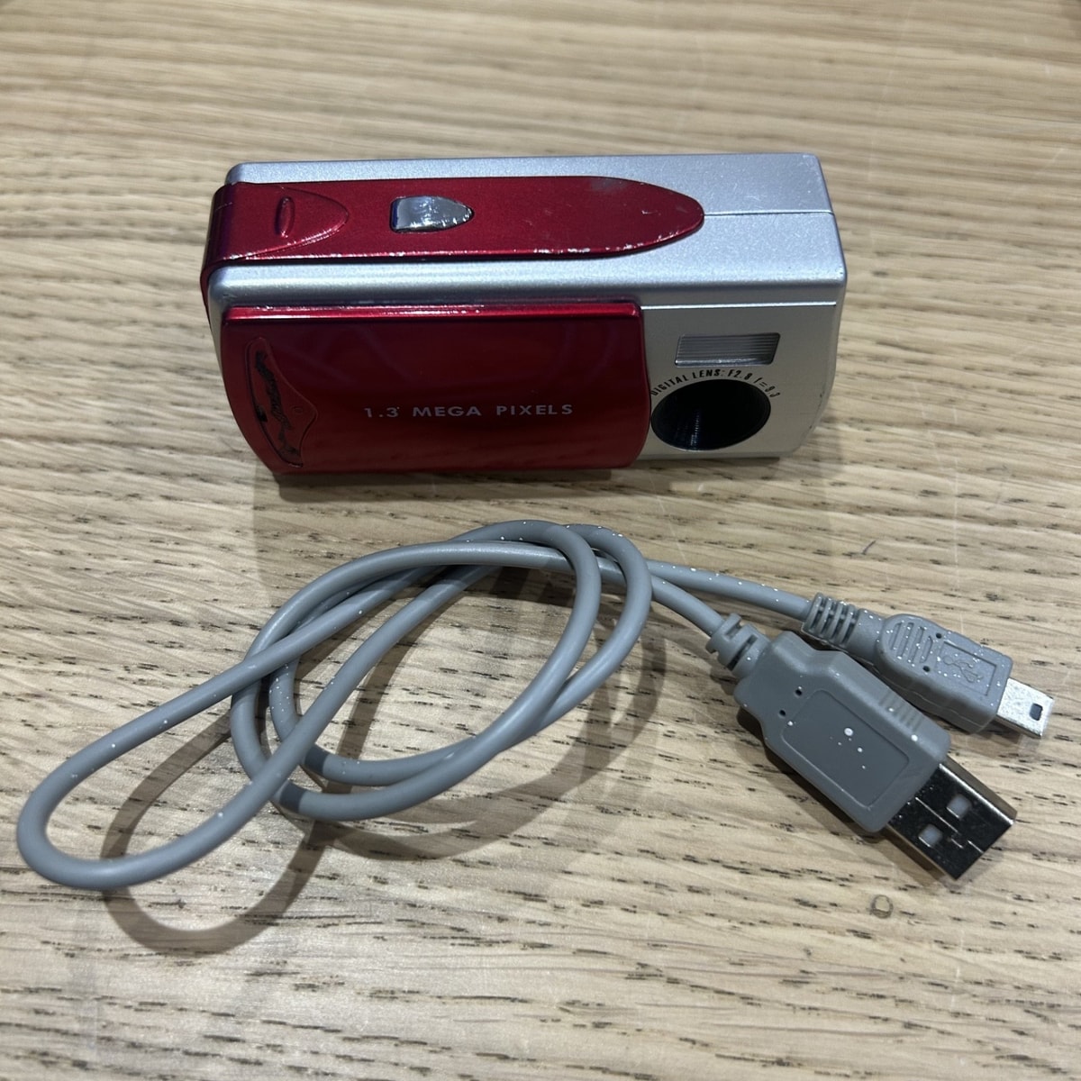 VINTAGE 1.3 MEGA PIXEL DIGITAL CAMERA RETRO MINI POINT & SHOOT F2.8 LENS