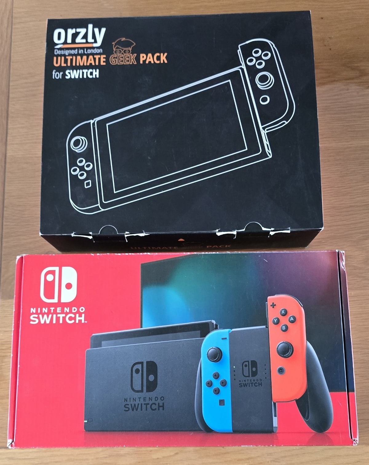 Nintendo Switch 32GB Neon Blue/Red HAC-001(01) and Accessory Pack