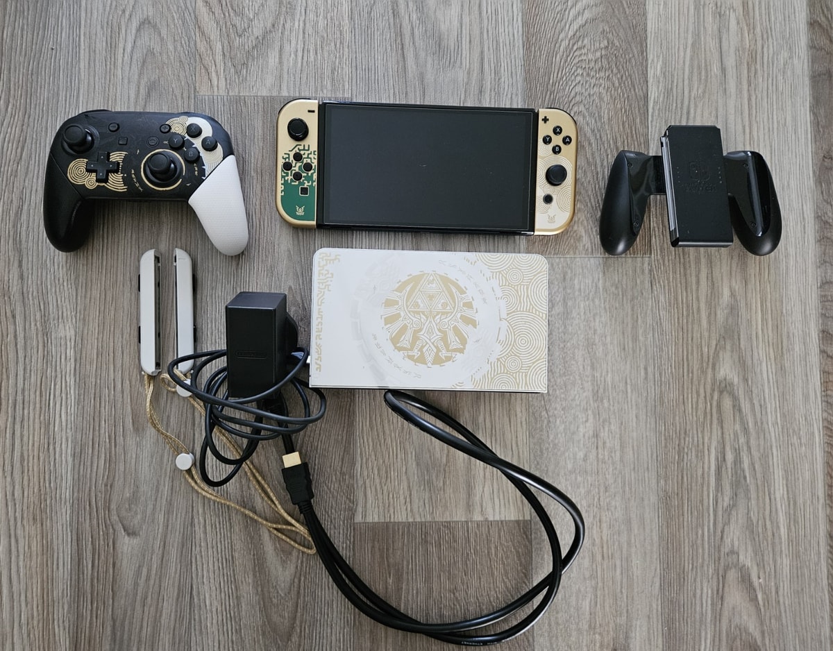 Switch OLED the Legend of Zelda Tears of the Kingdom Edition full set. No box.