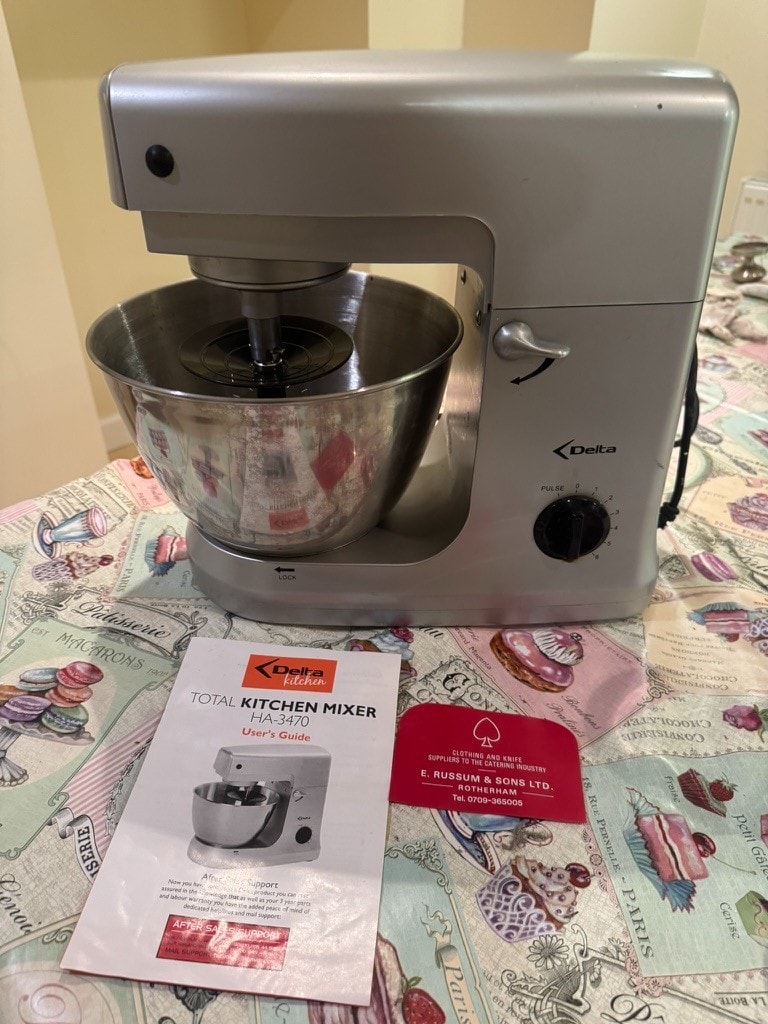 4.5l Professional Kitchen Stand Mixer. In Box. 600w. Attachments.