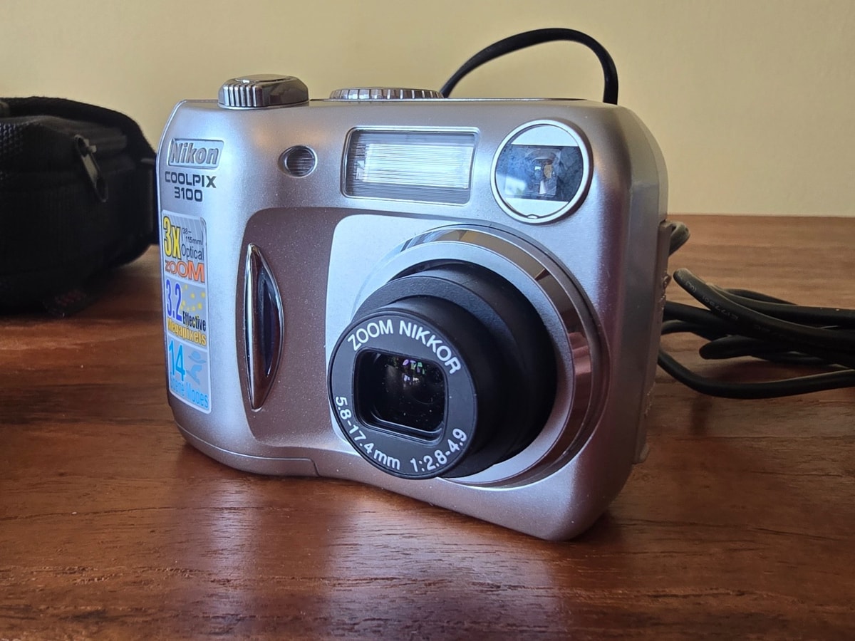 Nikon Coolpix 3100 3.2MP Digital Camera Silver working plus accessories and case