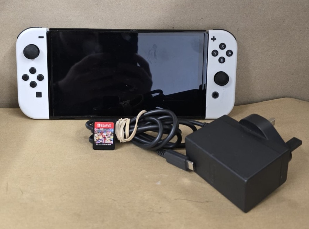 Nintendo Switch OLED - 64GB - White - Handheld Console - W/Mario Kart - FREEPOST