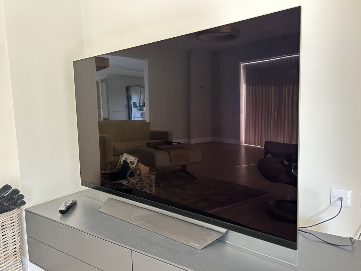 LG OLED55E8PLA 4K Cinema HDR 55” TV. Resolution 3840 X 2160