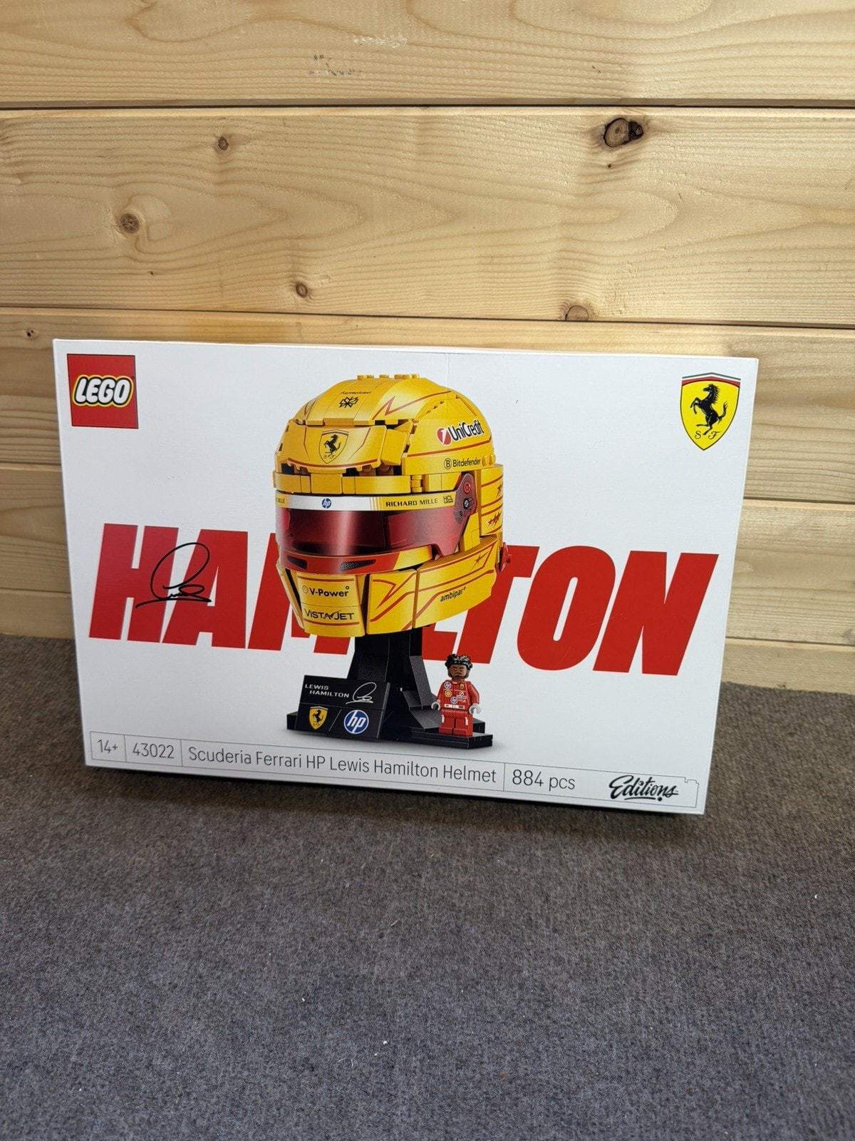 LEGO Editions F1 43022 Scuderia Ferrari HP Lewis Hamilton Helmet Age 14+ 884pcs