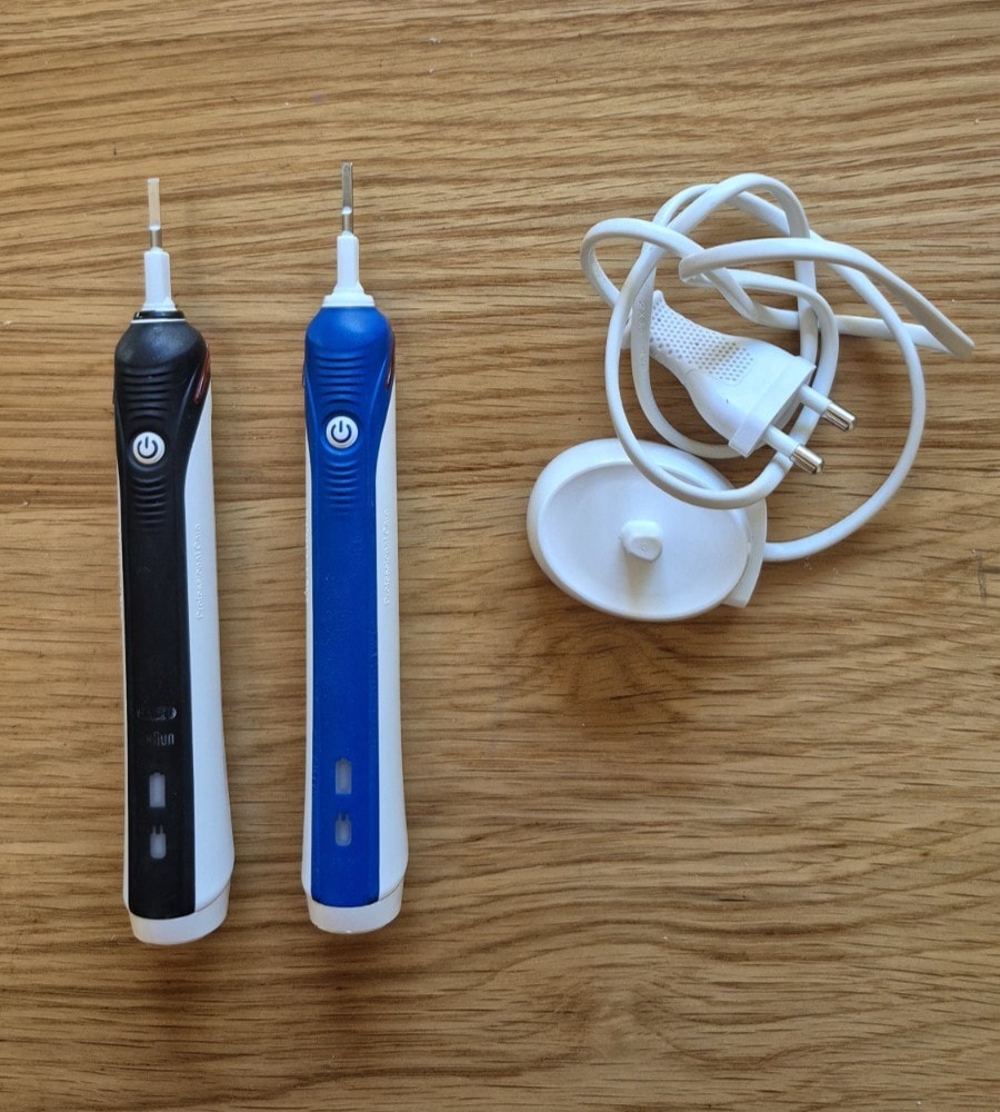 2x Braun Oral-B Pro 2500 Electric Toothbrush handles + 1 charger