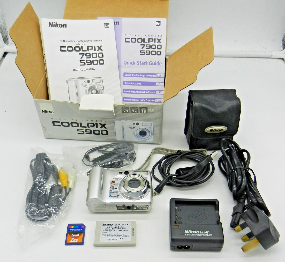 Nikon Coolpix 5900 Digital Compact Camera 5.1 3x Optical Zoom with Accessories