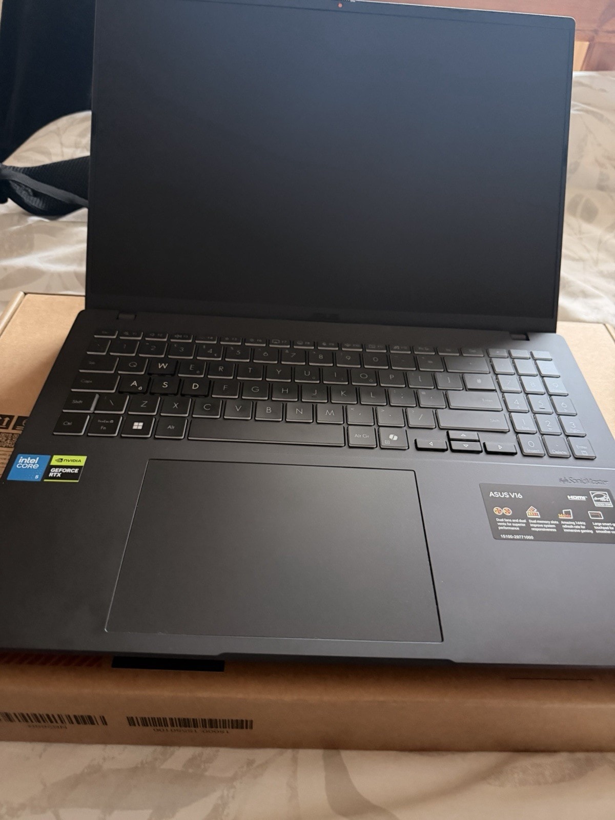 Asus V16 - GeForce RTX 5050 - Intel Core 5