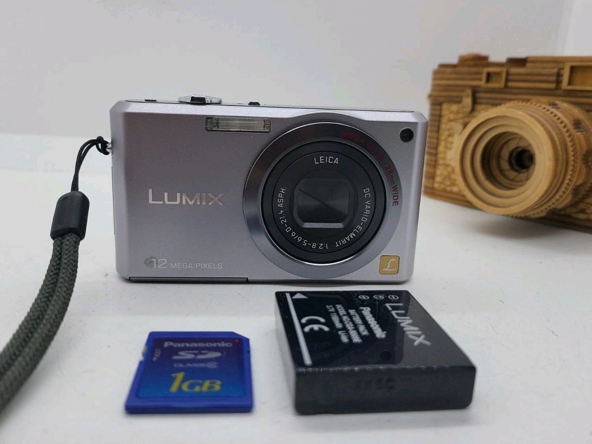 Panasonic LUMIX DMC-FX100 12.2MP Digital Camera - Silver Lovely Condition.