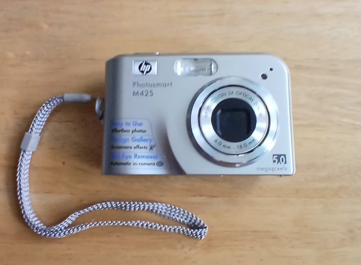 Silver HP Photosmart M425 Compact Digital Camera HP Precision 3x Optical Zoom
