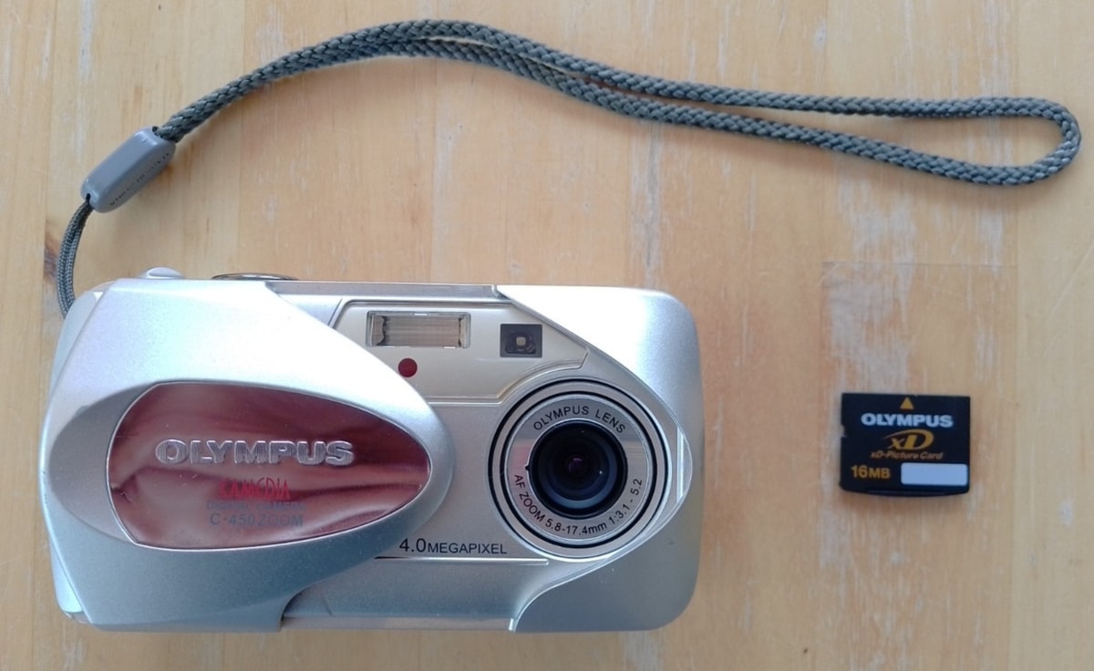 Olympus Digital Camera C-450 Zoom 4.0MP. Silver. With 16MB XD Picture Card.