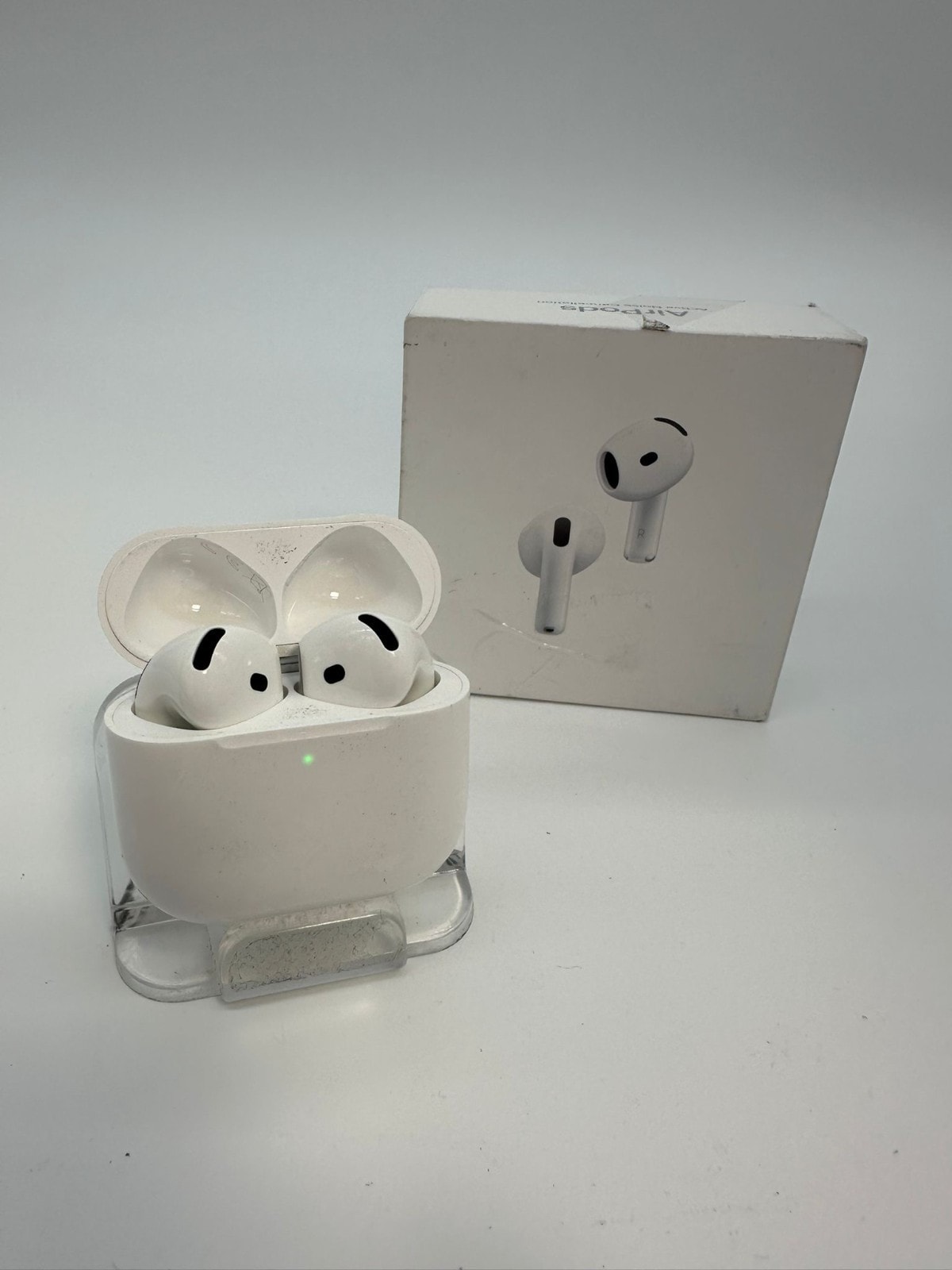 AirPods 4th Gen Boxed Excellent