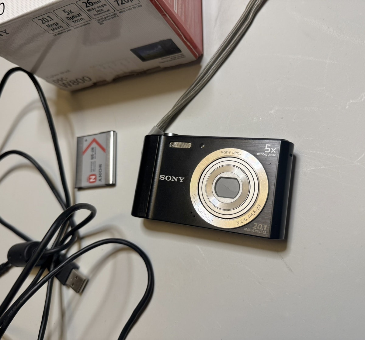 Sony Cybershot DSC-W800 20.1MP Compact Digital Camera Black(light screen damage)