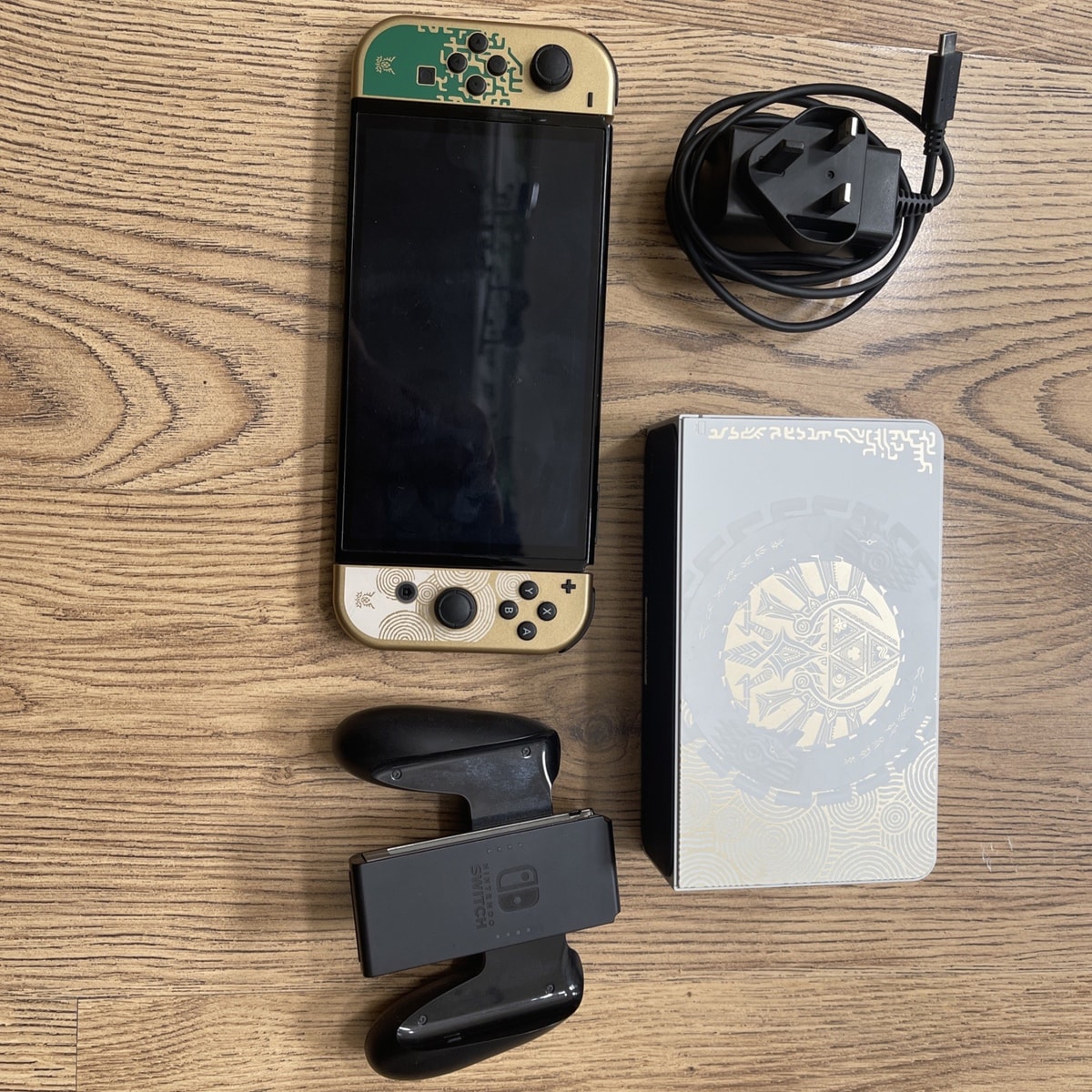 Nintendo Switch (OLED Model) The Legend of Zelda: Tears of the kingdom (used)