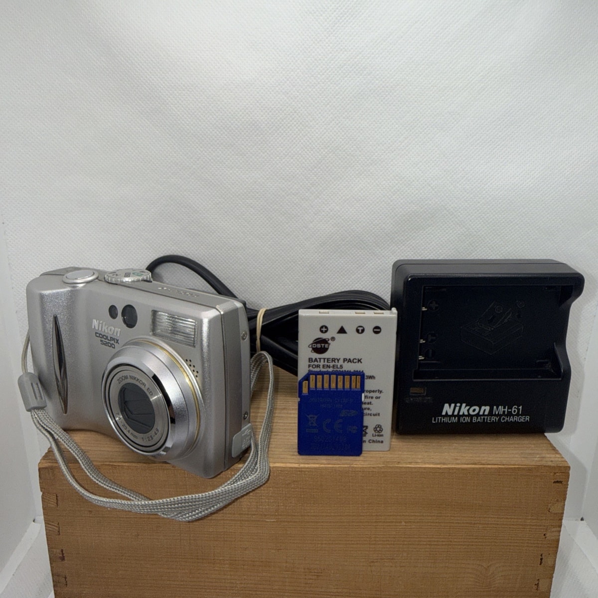 Nikon Coolpix 5200 5.1MP Digital Camera Tested Plus Charger Battery 2GB SD Card