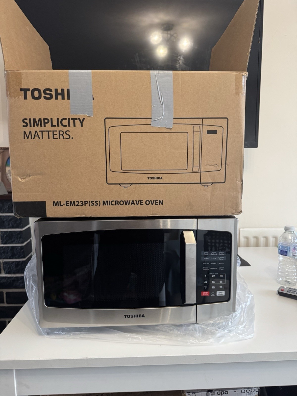 Toshiba 800w 23L Microwave Oven with Digital Display