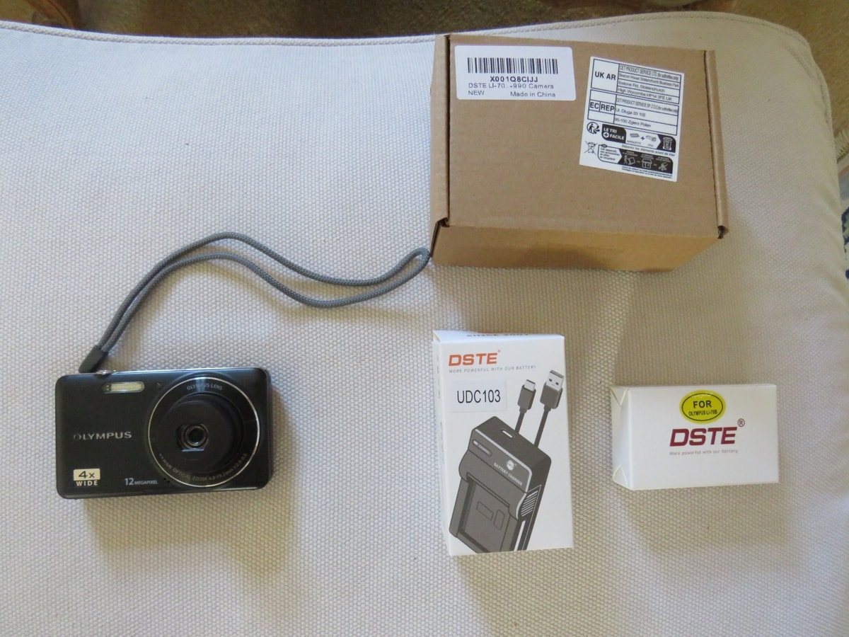 OLYMPUS VG 110 COMPACT DIGITAL CAMERA. 12 MP 4X WIDE.