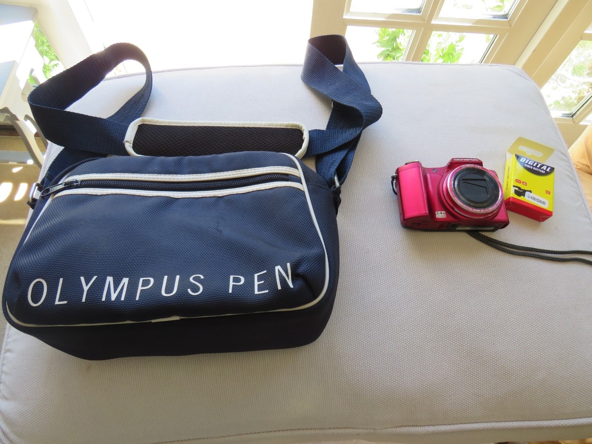 OLYMPUS SZ-14 COMPACT DIGITAL CAMERA. 14 MP 24X WIDE OPTICAL ZOOM.