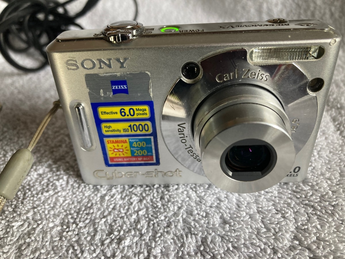 sony dsc-w30 digital camera with accessories - carl zeiss lens