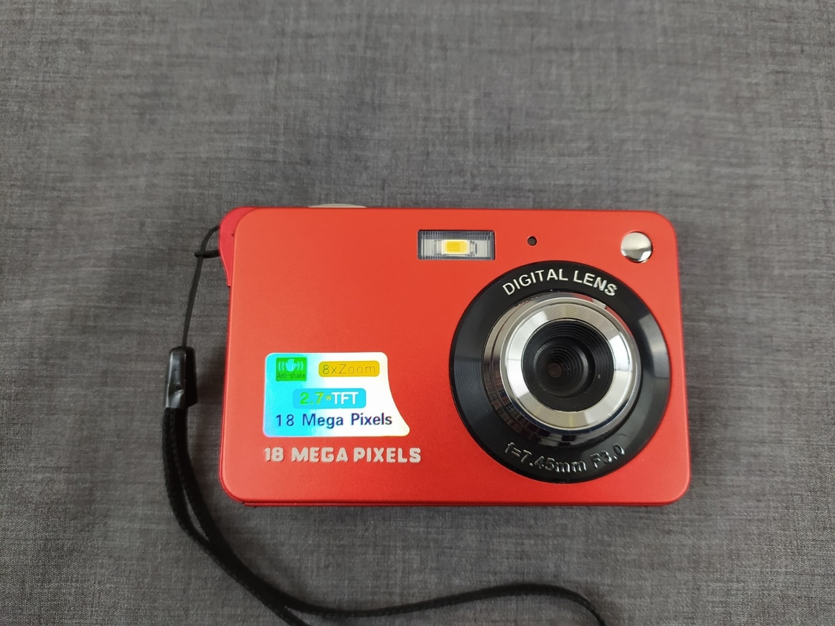 Compact Digital Video Camera 2.7 Inch Mini 8X Zoom 18MP Bag Cable Card Battery