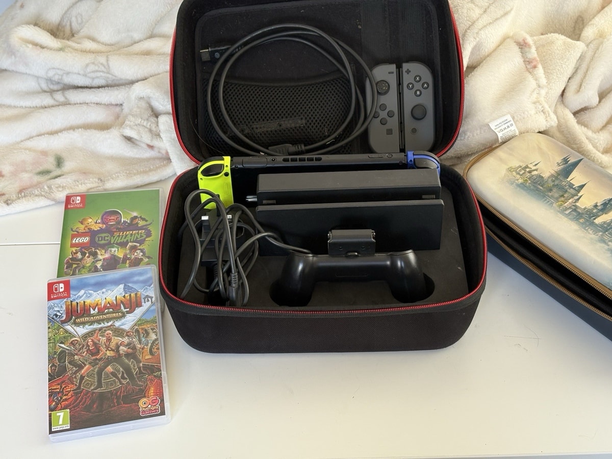 Nintendo Switch Gaming Bundle - 4 Handsets, 3 Games & Carry Case Great Condition