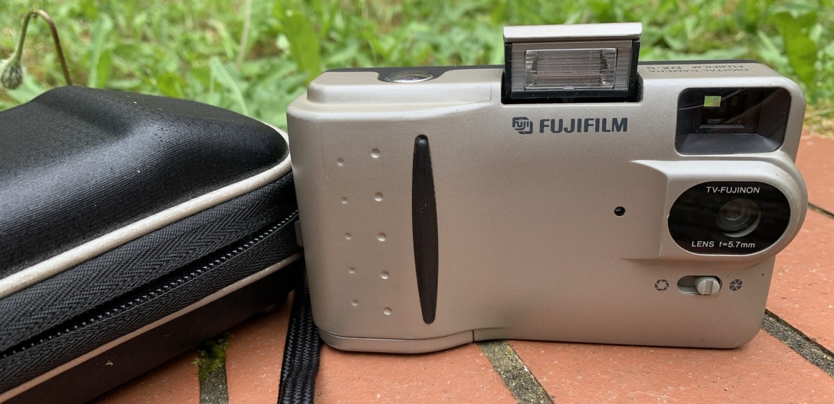 FujiFilm DX-5 Vintage Retro Digital Camera With Memory Card & Case Working