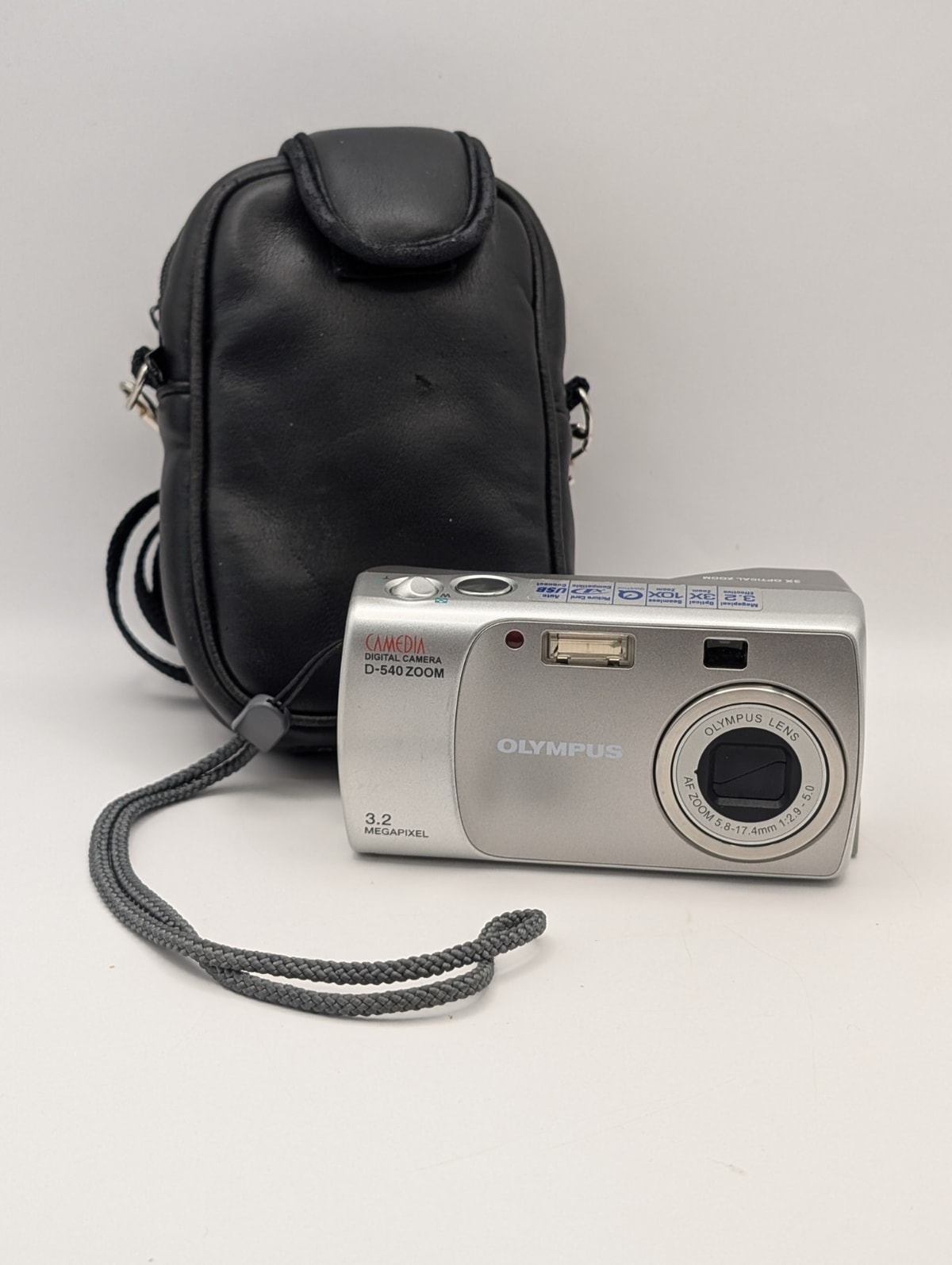 Olympus CAMEDIA D-540 Zoom 3.2MP Digital Camera With Case
