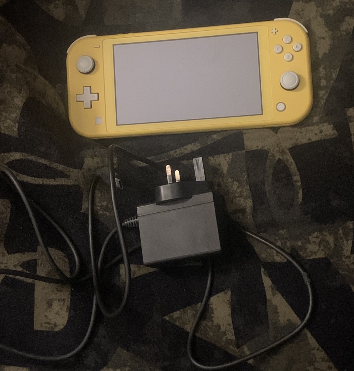 Nintendo Switch Lite Handheld Console - Yellow comes with charger read desc